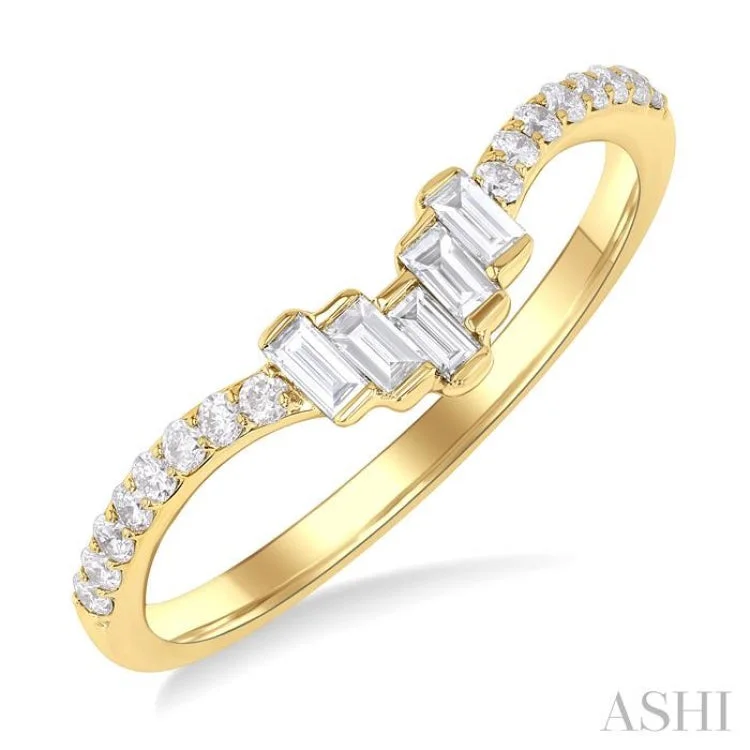 Elegant Gold Wedding Band-1/4 ctw Baguette Cut Chevron Centerpiece Round Cut Diamond Wedding Band in 14K Yellow Gold